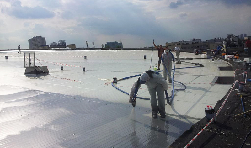 Étanchéité du toit du complexe Spodek avec de la polyurée